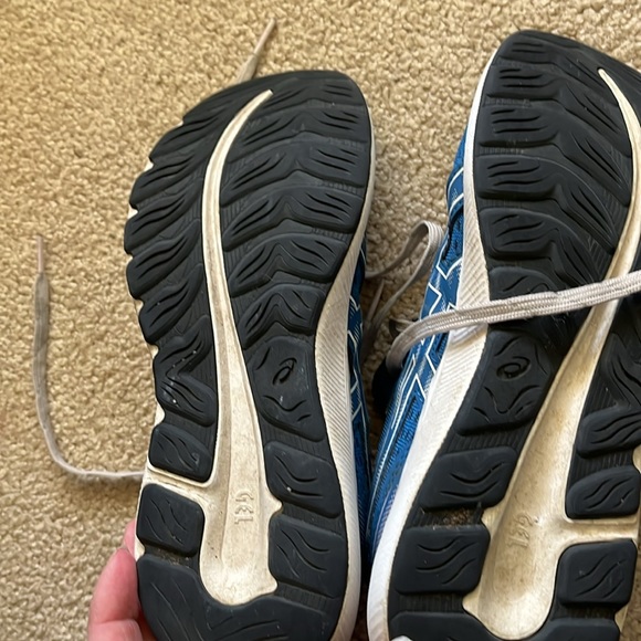 ASICS woman’s size 5 running shoe - Picture 2 of 4